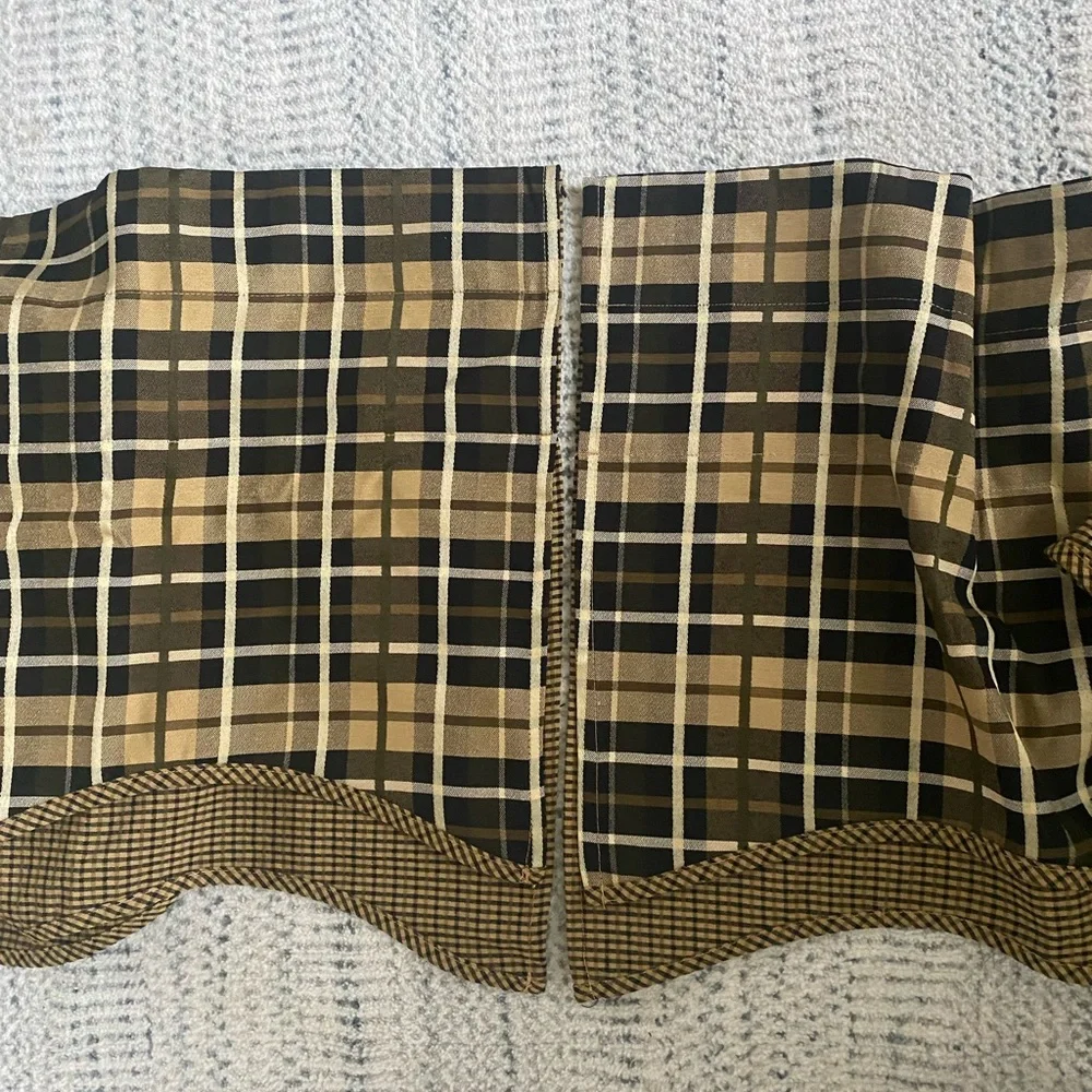 Waverly Fairfield Valance in Black and Gold  Plaid